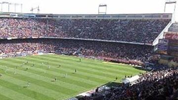 <b>VICENTE CALDERÓN. </b>Con la venta del estadio, el Atlético de Madrid acabaría con una deuda.