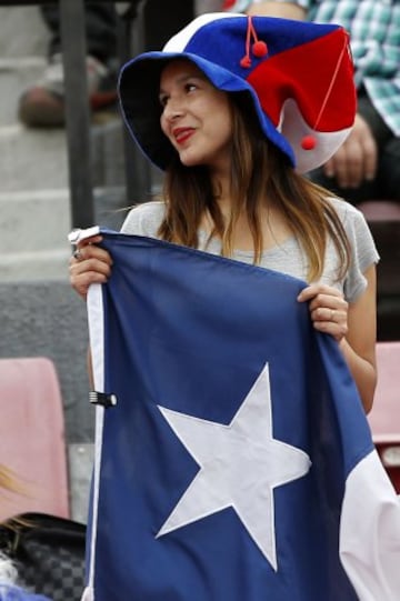 Hinchas de la seleccion chilena asisten al partido valido por las clasificatorias al mundial de Rusia 2018 contra Peru disputado en el estadio Nacional de Santiago, Chile.