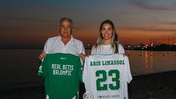 Representantes de Aris Limassol y Real Betis, oficializando su acuerdo medioambiental