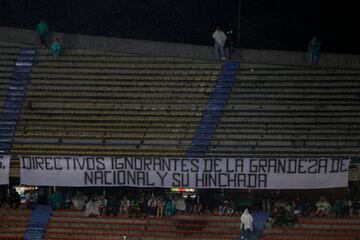 Los hinchas de Nacional, inconformes con la dirigencia, protestaron en el Atanasio Girardot previo a la presentación de los equipos.