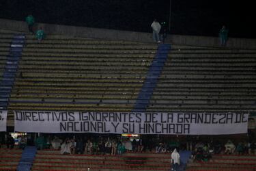 Los hinchas de Nacional, inconformes con la dirigencia, protestaron en el Atanasio Girardot previo a la presentación de los equipos.
