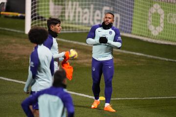 Entrenamiento Depay con el Atlético.