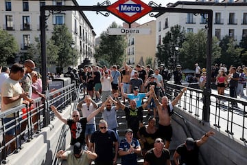 Agentes de policía escoltan a los seguidores del Feyenoord desde la Plaza Mayor de Madrid hasta los alrededores del Metropolitano.