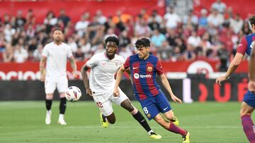 Agoum¨¦, con Pedri en el Sevilla-Barcelona.