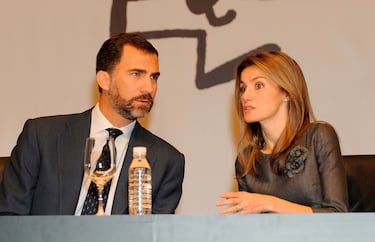 Felipe VI de España y Letizia Ortiz Rocasolano asisten a la conferencia "Protección de Datos y Privacidad", en el Palacio de Congresos el 4 de noviembre de 2009.