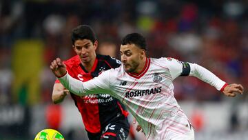 AME8818. GUADALAJARA (MÉXICO), 12/04/2025.- Carlos Orrantia (i) de Atlas disputa el balón con Alexis Vega de Toluca este sábado, en un partido de la Liga MX entre Atlas y Toluca, en el Estadio Jalisco, en Guadalajara (México). EFE/ Francisco Guasco