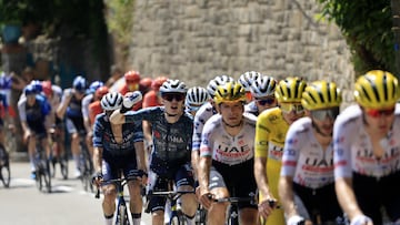 Nice (France), 20/07/2024.- Danish rider Jonas Vingegaard of Team Visma Lease a Bike splashes some water on himself to cool off during the 20th stage of the 2024 Tour de France cycling race over 132km from Nice to Col de la Couillole, France, 20 July 2024. (Ciclismo, Francia, Niza) EFE/EPA/GUILLAUME HORCAJUELO