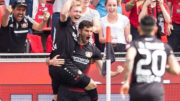 Leverkusen&#039;s Argentinean forward Lucas Alario (2L) celebrates scoring during the German first division Bundesliga football match Bayer Leverkusen vs Hannover 96 in Leverkusen, western Germany, on May 12, 2018. / AFP PHOTO / dpa / Marius Becker / Germ