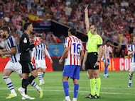 Javier Alberola Rojas, en el momento en el que expulsa a Musso en la final de Copa. (Photo by Thomas COEX / AFP)