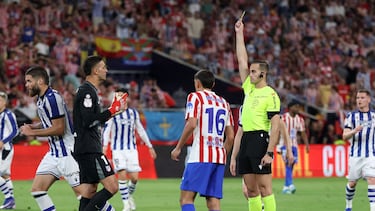 Javier Alberola Rojas, en el momento en el que expulsa a Musso en la final de Copa. (Photo by Thomas COEX / AFP)