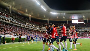 AME2487. GUADALAJARA (MÉXICO), 19/04/2022.- Jesús Angulo (i) de Chivas celebra una anotación hoy, durante un partido de la jornada 15 del Torneo Clausura 2022 de la liga de fútbol mexicano entre Chivas y Xolos disputado en el Estadio Akron, en Guadalajara, Jalisco (Mé?xico).EFE/ Francisco Guasco
