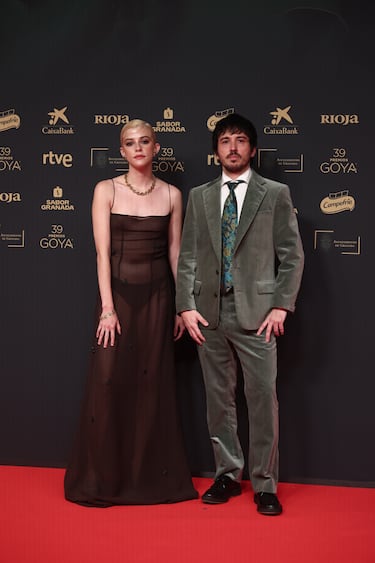 Los actores Malena Villa y Pedro Martín-Calero posan en la alfombra roja.
