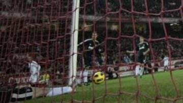 <b>EN LA COPA. </b>Albiol sacó un balón en la línea, este año en la Copa, y la jugada generó polémica.