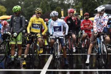 (From L) Slovakia's Peter Sagan wearing the best sprinter's green jersey, Great Britain's Christopher Froome wearing the overall leader's yellow jersey, Colombia's Nairo Quintana wearing the best young's white jersey  and France's Romain Bardet wearing the best climber's polka dot jersey   wait  prior to the start of the 109,5 km twenty-first and last stage of the 102nd edition of the Tour de France cycling race on July 26, 2015, between Sevres and Paris.  AFP PHOTO / ERIC FEFERBERG