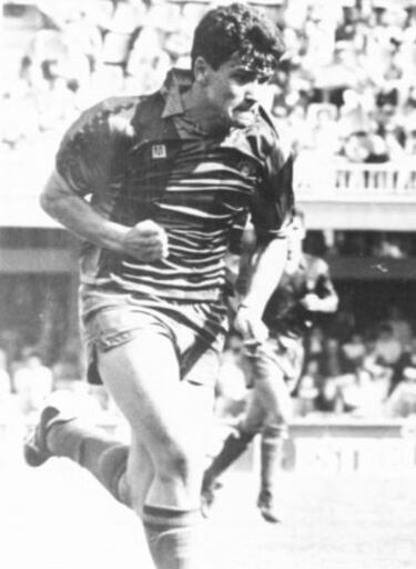 Jugó con el Barcelona en la temporada 1987-88 y con el Sevilla en la temporada 1993-94 y 1994-95.