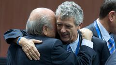 Joseph S. Blatter abrazando a Angel Mar&iacute;a Villar en mayo de 2015.