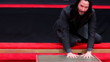 El actor canadiense quedó inmortalizado en Hollywood al plasmar sus huellas y su firma en cemento frente al Palacio Chino en Los Ángeles.