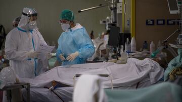 ROMA, ITALIA - 17 DE DICIEMBRE: Los trabajadores de la salud que usan el equipo de protección personal (PPE) tratan al paciente Covid-19 en la Unidad de Cuidados Intensivos (UCI) en el departamento de Emergencias de Covid del Hospital Umberto I, durante la pandemia de Coronavirus el 17 de diciembre de 2020 , en Roma, Italia.