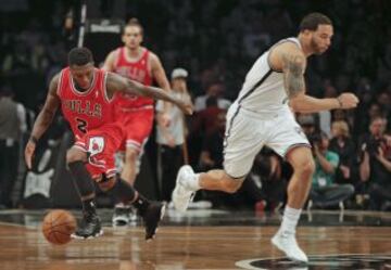 El jugador Deron Williams de los Nets pierde el balón ante el jugador de los Chicago Bulls, Nate Robinson.