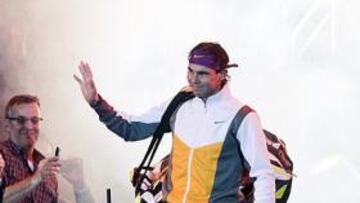 <b>QUERIDO EN SUIZA. </b>Rafa Nadal sale a la pista como una estrella de rock: el público de Zúrich se divirtió con los números uno y dos del mundo, juntos por una buena causa.