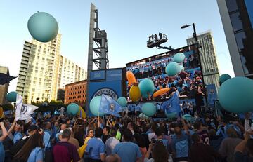 Seguidores del City celebrando el título liguero junto a la plantilla.