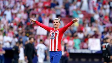 Antoine Griezmann celebra con la afici¨®n la victoria contra la Real Sociedad.