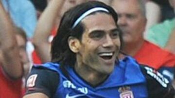 Radamel Falcao celebra su gol ante el Arsenal, su primer desde la lesi&oacute;n en la rodilla.