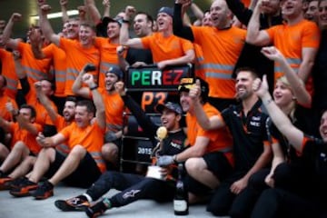 Sergio Pérez junto a los miembros del equipo de Sahara Force India celebran el podio conseguido en Rusia.