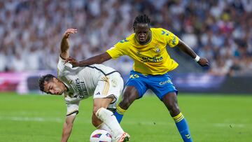 El centrocampista del Real Madrid, Brahim Díaz intenta llevarse el balón ante el centrocampista de Las Palmas, Omenuke Mfulu.