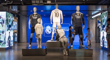 Tienda del Bernabéu con las camisetas de Mbappé.