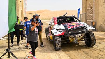 Al Attiyah termina la Etapa 3 de Abu Dhabi con el Toyota destrozado.