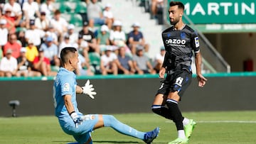 ELCHE, 27/08/2022.- El centrocampista de la Real Sociedad, Brais Méndez mete gol ante el portero del Elche, Edgar Badía durante el partido de la jornada 3 de LaLiga Santander, este sábado en el estadio Martínez Valero, Elche. EFE / Manuel Lorenzo