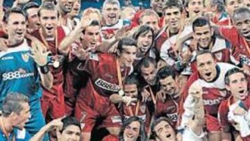 <b>LA QUINTA. </b>Los jugadores del Sevilla festejan la Supercopa ganada el domingo, quinto título en 15 meses.