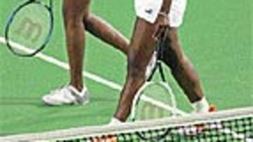 <b>VIVI SE TOPÓ CON LAS HERMANAS.</B> Venus y Serena Williams desmintieron los rumores de crisis fraternal con su título en dobles (tres sets) ante Vivi Ruano y Paola Suárez.