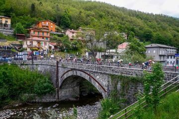 El pelotón durante la duodécima etapa del Giro de Italia 2022 con un recorrido de 204 kilómetros entre Parma y Génova.

