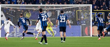 1-1. Perfecto lanzamiento, desde los once metros, de Charles De Ketelaere que manda el baln a la izquierda de Thibaut Courtois. El guardameta belga se vence al lado contrario.