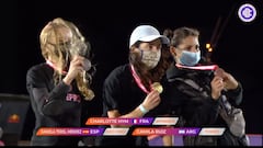 De izquierda a derecha, las skaters Daniela Terol (2&ordf;), Charlotte Hym (1&ordf;) y Camila Ruiz (3&ordf;) en el podio del ImaginExtreme Barcelona 2020, mostrando sus medallas de plata, oro y bronce, con la mascarilla puesta y con viento soplando. 