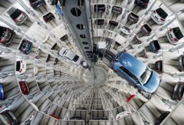Visión cenital de varios coches Volkswagen aparcados en una torre de la planta de la marca en Wolfsburgo, Alemania.
