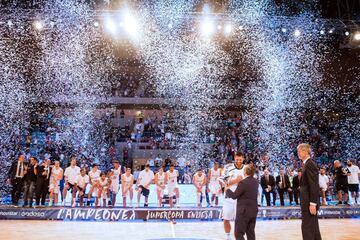 El equipo del Real Madrid durante la entrega de la Supercopa. 