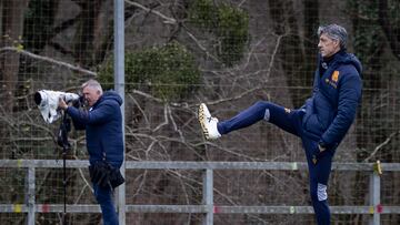 SAN SEBASTI?N, 26/02/2024.- El entrenador de la Real Sociedad, Imanol Alguacil (d), durante una sesi¨®n de entrenamiento este lunes, previa a la semifinal de la Copa del Rey ma?ana ante el Mallorca en el Reale Arena, un partido de vuelta igualado tras el empate a cero del partido del ida. EFE/Javier Etxezarreta