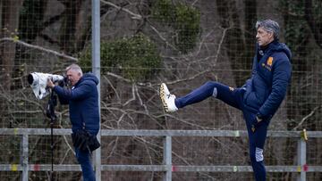 SAN SEBASTIÁN, 26/02/2024.- El entrenador de la Real Sociedad, Imanol Alguacil (d), durante una sesión de entrenamiento este lunes, previa a la semifinal de la Copa del Rey mañana ante el Mallorca en el Reale Arena, un partido de vuelta igualado tras el empate a cero del partido del ida. EFE/Javier Etxezarreta
