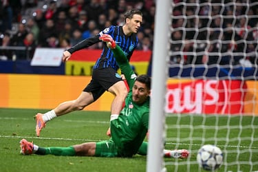 Preciosa la pared que tira Zielinski con Bonny, entrando en diagonal por la izquierda al área y batiendo por bajo a Musso con un disparo cruzado.