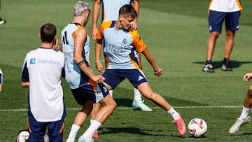 MADRID, 23/08/2024.- El centrocampista turco del Real Madrid Arda Güler (d) con su compañero uruguayo Fede Valverde (i), durante el entrenamiento realizado este viernes en la Ciudad Deportiva de Valdebebas para preparar el partido de la segunda jornada de Liga que el equipo disputa el domingo ante el Real Valladolid en el estadio Santiago Bernabéu. EFE/Rodrigo Jiménez