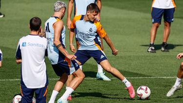 MADRID, 23/08/2024.- El centrocampista turco del Real Madrid Arda Güler (d) con su compañero uruguayo Fede Valverde (i), durante el entrenamiento realizado este viernes en la Ciudad Deportiva de Valdebebas para preparar el partido de la segunda jornada de Liga que el equipo disputa el domingo ante el Real Valladolid en el estadio Santiago Bernabéu. EFE/Rodrigo Jiménez