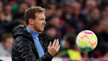 Soccer Football - Bundesliga - Bayern Munich v Werder Bremen - Allianz Arena, Munich, Germany - November 8, 2022  Bayern Munich coach Julian Nagelsmann throws the ball REUTERS/Andreas Gebert DFL REGULATIONS PROHIBIT ANY USE OF PHOTOGRAPHS AS IMAGE SEQUENCES AND/OR QUASI-VIDEO.