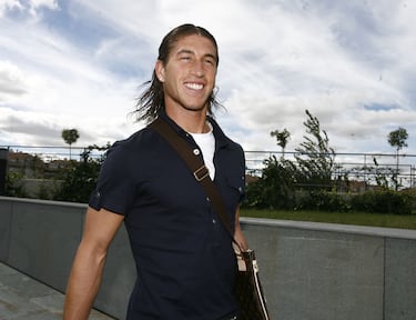 Sergio Ramos celebra su 40º cumpleaños convertido en un icono más allá del terreno de juego. El defensa sevillano, que ha marcado estilo durante dos décadas de carrera, acumula algunos de los looks más virales y comentados del panorama deportivo y mediático.