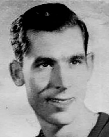 Vicente Sierra Sanz, centrocampista nacido en Bétera (Valencia), tuvo un papel destacado en el Valencia CF durante la década de 1940, siendo parte fundamental del equipo que conquistó la primera Liga y la primera Copa del Generalísimo del club en la temporada 1941/42. Su rendimiento lo llevó al FC Barcelona, donde jugó entre 1942 y 1945, aportando solidez en el mediocampo en una etapa de transición para los azulgranas. Aunque su protagonismo fue mayor en Mestalla, su paso por el Barça consolidó su reputación como un centrocampista técnico y fiable en la élite del fútbol español.