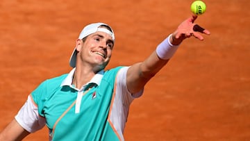 El tenista estadounidense John Isner saca durante su partido ante Francisco Cerundolo en el Masters 1.000 de Roma.