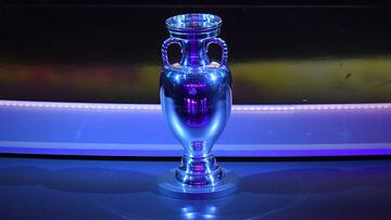 El trofeo de campe&oacute;n de la Eurocopa 2020.