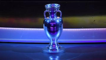 El trofeo de campe&oacute;n de la Eurocopa 2020.